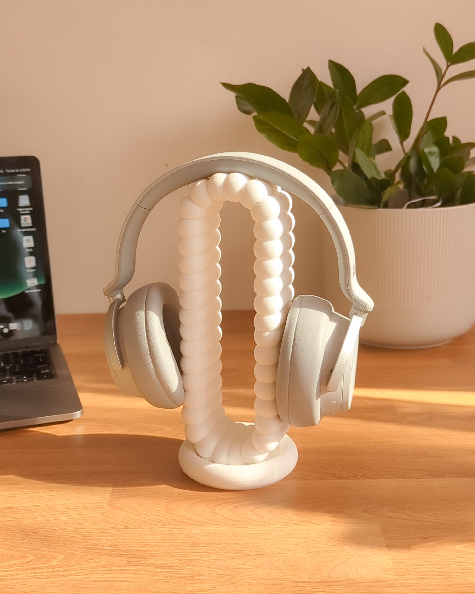 AVCOM Deluxe Headphone Stand at Gear4music
