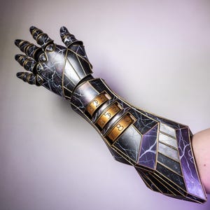 El brazo biónico de Gustav (Clair Obscur: Expedición 33)