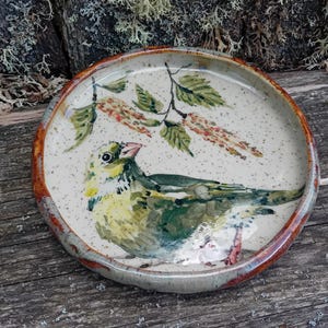 Handbemalter Steingutteller, origineller dekorativer Teller mit naturinspiriertem Vogelmotiv