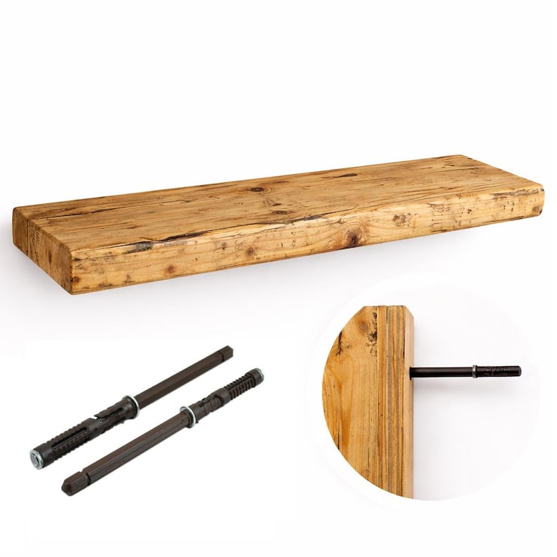 Peut inclure: Une &eacute;tag&egrave;re flottante rectangulaire en bois brun clair avec un grain et des n&oelig;uds visibles. L'&eacute;tag&egrave;re est accompagn&eacute;e de deux tiges de montage en m&eacute;tal fonc&eacute; et de chevilles en plastique, avec un encart circulaire montrant une tige ins&eacute;r&eacute;e.