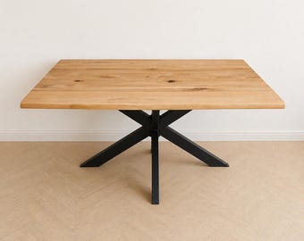Massief eikenhouten eettafel met natuurlijke rand, rustieke industriële stijl, op maat gemaakt.
