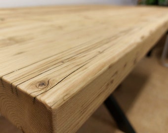 Table à manger plateau en bois massif récupéré fait à la main à partir de vieilles planches d'échafaudage