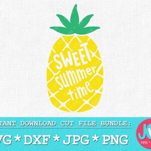 Può includere: Un ananas giallo con la parte superiore verde e il testo "SWEET Summer time" all'interno. L'ananas è su uno sfondo bianco con una texture sottile.