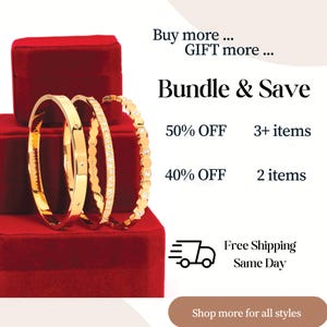 K&ouml;nnte beinhalten: Goldene Armreifen auf einer roten Samtbox. Das Bild zeigt drei verschiedene Armreifen: ein glattes, ein strukturiertes und ein verziertes Design. Der Text "Bundle & Save" ist ebenfalls sichtbar.