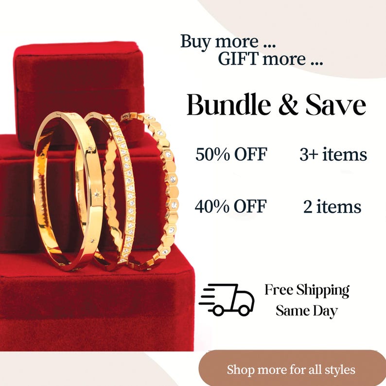 K&ouml;nnte beinhalten: Goldene Armreifen auf einer roten Samtbox. Das Bild zeigt drei verschiedene Armreifen: ein glattes, ein strukturiertes und ein verziertes Design. Der Text "Bundle & Save" ist ebenfalls sichtbar.
