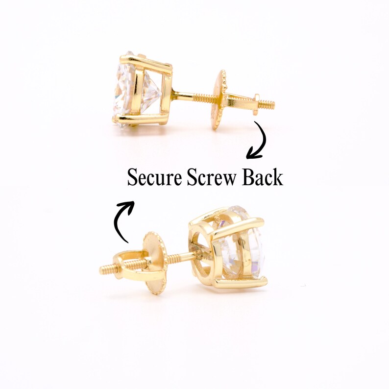 K&ouml;nnte beinhalten: Zwei goldfarbene Ohrstecker mit klaren, quadratisch geschliffenen Edelsteinen. Die Ohrringe haben einen Schraubverschluss f&uuml;r sicheren Halt. Der Text "Secure Screw Back" ist &uuml;ber den Ohrringen zu sehen.