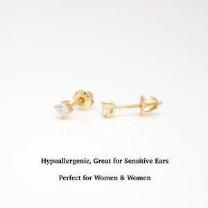 K&ouml;nnte beinhalten: Zwei goldene Ohrstecker mit einem klaren, funkelnden Edelstein. Die Ohrringe werden vor einem wei&szlig;en Hintergrund pr&auml;sentiert. Der Text "Hypoallergen, ideal f&uuml;r empfindliche Ohren" und "Perfekt f&uuml;r Frauen & Frauen" steht darunter.