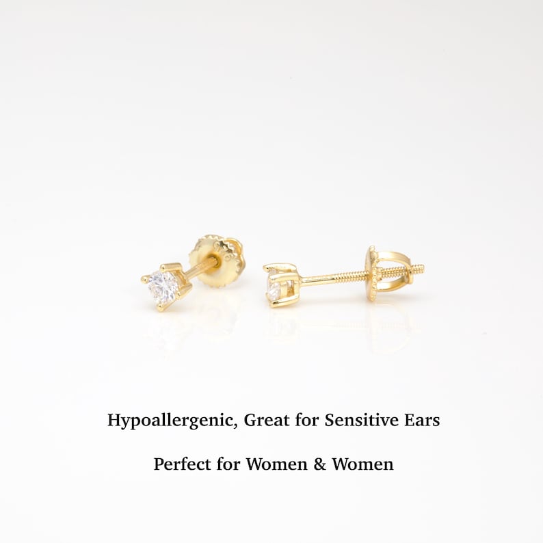K&ouml;nnte beinhalten: Zwei goldene Ohrstecker mit einem klaren, funkelnden Edelstein. Die Ohrringe werden vor einem wei&szlig;en Hintergrund pr&auml;sentiert. Der Text "Hypoallergen, ideal f&uuml;r empfindliche Ohren" und "Perfekt f&uuml;r Frauen & Frauen" steht darunter.