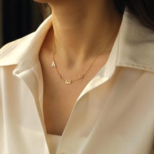 Collar con inicial de piedra de nacimiento en plata de ley: letra lateral bañada en oro de 14 k