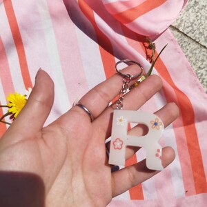 Llavero Letra con Flores de Colores – Hecho a Mano | Colección Flower Pop