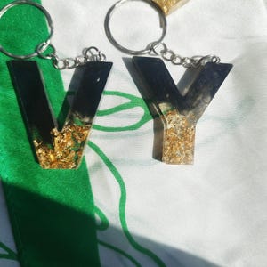 Llavero Letra Glam en Negroy Dorado – Hecho a Mano con Pan de Oro | Colección Glam