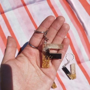 Llavero Letra Glam en Negro, Blanco y Dorado – Hecho a Mano con Pan de Oro | Colección Glam