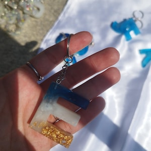 Llavero Letra Inicial con Efecto Playa – Azul, Blanco y Dorado | Colección Ocean Breeze