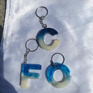 Llavero Letra Inicial Azul y Blanco con Efecto Mar – Hecho a Mano | Colección Coastal Flow