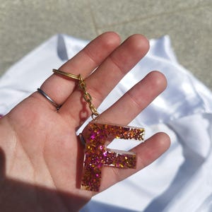 Llavero Letra Inicial con Purpurina Dorada y Cadena Dorada – Colección Golden Shine