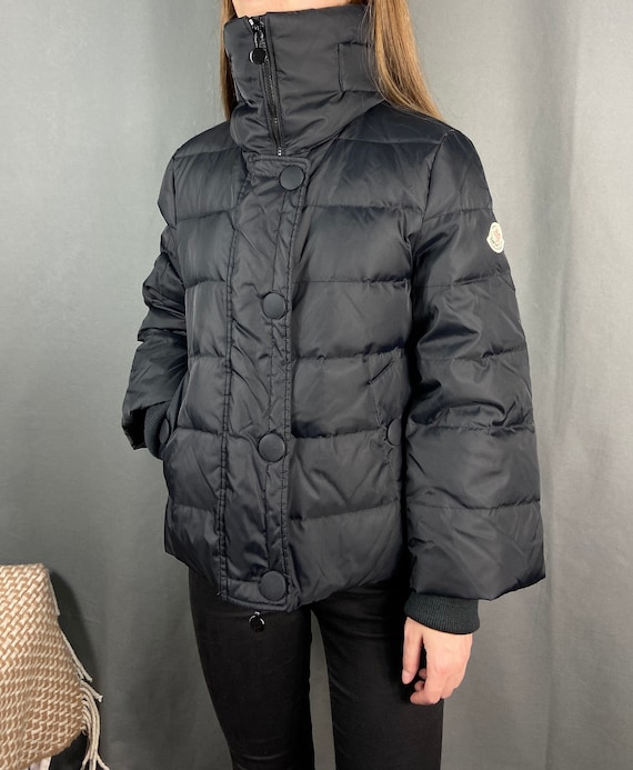 Black full zip down short ski jacket