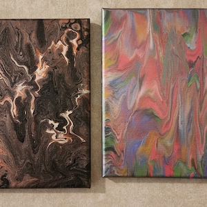 Puede incluir: Dos pinturas abstractas sobre lienzo con patrones de remolino. La pintura de la izquierda tiene remolinos marrones y blancos, mientras que la pintura de la derecha tiene remolinos rosas, azules y verdes.