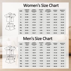 K&ouml;nnte beinhalten: Gr&ouml;&szlig;entabellen f&uuml;r Damen- und Herrenbekleidung mit Ma&szlig;en in Zoll f&uuml;r L&auml;nge, Brustweite, &Auml;rmel, H&uuml;fte und Taille. Enth&auml;lt Diagramme von Hemden und Shorts mit Messpunkten. Die Tabellen sind auf wei&szlig;em Hintergrund.