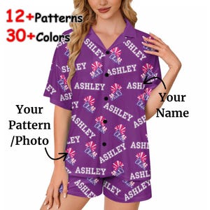 K&ouml;nnte beinhalten: Lila Pyjama-Set mit einem Hemd mit Kn&ouml;pfen und passenden Shorts. Das Set zeigt ein sich wiederholendes Muster mit dem Namen "ASHLEY" und "Cheer"-Grafiken. Der Text "12+ Patterns" und "30+ Colors" ist sichtbar.