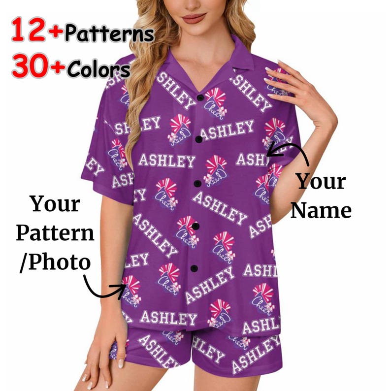 K&ouml;nnte beinhalten: Lila Pyjama-Set mit einem Hemd mit Kn&ouml;pfen und passenden Shorts. Das Set zeigt ein sich wiederholendes Muster mit dem Namen "ASHLEY" und "Cheer"-Grafiken. Der Text "12+ Patterns" und "30+ Colors" ist sichtbar.