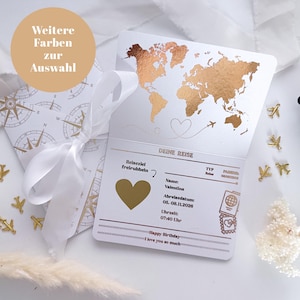 Könnte beinhalten: Eine weiße Karte im Passstil mit einem goldenen Weltkarten-Design, einem Herz und Flugzeugillustrationen. Die Karte enthält den Text "DEINE REISE" und "Happy Birthday". Ein passender Umschlag mit Kompassrosen-Design ist mit einem weißen Band gebunden.
