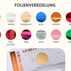 Puede incluir: Una exhibici&oacute;n de productos que muestra varios colores de l&aacute;minas: oro, plata, oro rosa, azul, cobre, rojo, purpurina dorada, purpurina roja, rosa, holo, rosa y verde. La imagen tambi&eacute;n incluye una tarjeta con el texto "GEMEINSAM ist das sch&ouml;nste Geschenk".