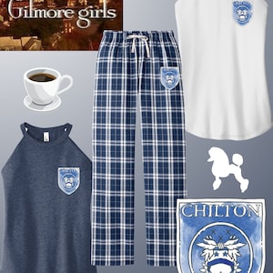 Puede incluir: Un pantalón de pijama a cuadros azul y blanco con un logotipo de Chilton Academy en la pierna derecha. Un top blanco sin mangas con un logotipo de Chilton Academy en el lado derecho. Un top azul sin mangas con un logotipo de Chilton Academy en el lado izquierdo. Una silueta de caniche blanca. Un escudo de Chilton Academy en acuarela con el texto "Chilton Academy".