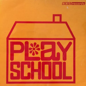 Könnte beinhalten: Ein gelbes und rotes Play School Schallplattencover mit dem Text "Play School" und einer Hausform mit einem Schornstein.