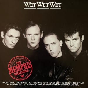 Puede incluir: Una fotografía en blanco y negro de la banda Wet Wet Wet. Los miembros de la banda llevan todos chaquetas negras y tienen el pelo peinado al estilo de los años 90. La portada del álbum presenta el nombre de la banda en letras blancas y el título "The Memphis Sessions" en letras rojas.
