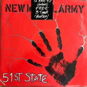 Pode incluir: Capa de disco vermelha e preta com o texto "NEW MODEL ARMY" e "51ST STATE". A capa apresenta uma impressão de mão preta com raios em um fundo vermelho.