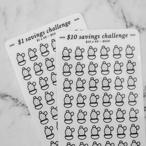 Puede incluir: Dos hojas de pegatinas con un diseño de cactus. La hoja superior dice "$1 savings challenge $1 x 60 = $60" y la hoja inferior dice "$10 savings challenge $10 x 60 = $600".