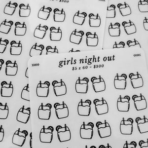 Puede incluir: Una hoja de pegatinas con un patrón repetitivo de ilustraciones de bebidas de cóctel. Las pegatinas son blancas con contornos negros. El texto "girls night out 5 € x 60 = 300 €" está impreso en la parte superior de la hoja.