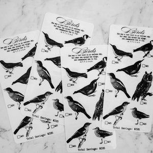 Pode incluir: Quatro adesivos de pássaros imprimíveis em preto e branco com o texto "Birds" e uma citação sobre um pássaro perdido que se lembra de como voar. Cada adesivo tem um preço e uma caixa de seleção. A economia total é de 185 €.
