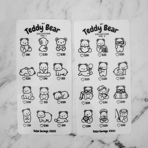Peut inclure: Deux cartes blanches avec des contours noirs d'ours en peluche avec différentes expressions et accessoires. Les cartes sont intitulées "My Teddy Bear Collection Vol 1" et "My Teddy Bear Collection Vol 2". Chaque ours en peluche a un prix indiqué à côté de lui. Les économies totales pour chaque collection sont indiquées en bas de la carte.