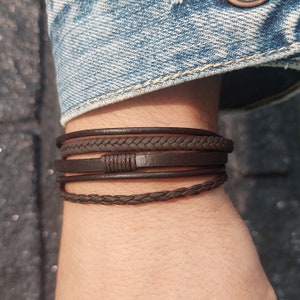 Gepersonaliseerde lederen herenarmband - gegraveerde leren naamsieraden voor mannen - speciaal cadeau voor vriend - verjaardagscadeau voor vriend
