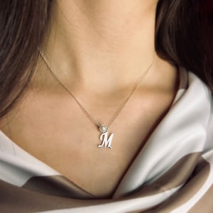 Collar minimalista con inicial de perla - Gargantilla delicada con una sola perla - Collar de plata esterlina con inicial personalizada - Regalo de cumpleaños para esposa