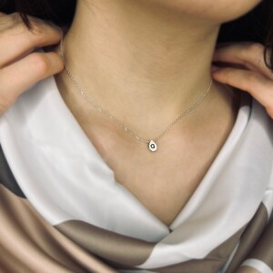 Collar minimalista con inicial en forma de lágrima - Joyas con inicial en plata - Accesorio delicado - Colgante grueso personalizado - Regalo de cumpleaños para esposa