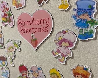 ストロベリーショートケーキのマグネット（冷蔵庫・ロッカー用）—懐かしいキャラクターマグネット、80年代レトロ漫画キッチンデコレーション、彼女への誕生日プレゼント、グッディバッグ