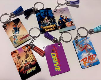80年代映画ポスターキーホルダーまたはバッグチャーム、映画好きやコレクターへの懐かしい贈り物、映画ファンへのレトロな贈り物、1980年代をテーマにしたパーティーグッズ