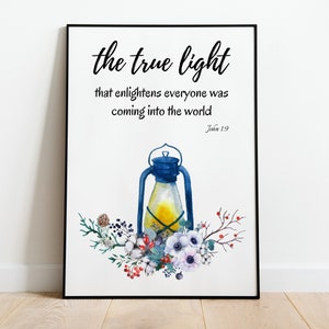 Johannes 1:9, Het ware licht, afdrukbare kerstbijbel vers wall art, aquarel lantaarn in de winter, diy kerstkaarten, bloem en kaars