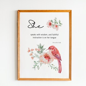 Może przedstawiać: Wydruk w ramie z akwarelową ilustracją ptaka i kwiatów. Tekst brzmi: "Ona mówi z mądrością, a wierne pouczenie jest na jej języku. Przysłów 31:26"