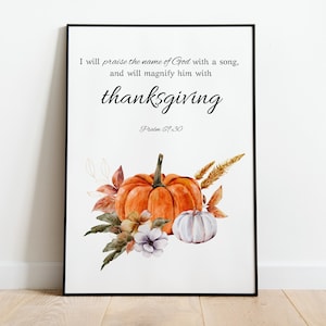 Puede incluir: Una impresión de acuarela con una calabaza, flores y espigas de trigo. La impresión presenta el texto "Alabaré el nombre de Dios con un cántico, y le magnificaré con acción de gracias Salmo 69:30".