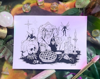 Può includere: Un'illustrazione in bianco e nero di una creatura simile a un goblin seduta a un tavolo con una zucca, una torta e candele. La creatura tiene una tazza e ha un'espressione maliziosa sul viso.