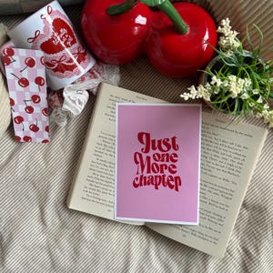 Un chapitre de plus imprimé Girly Vibe Booktok Book Lover Poster Design à carreaux rose vif Romance Reader