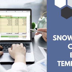 Puede incluir: Un portátil que muestra un gráfico de bola de nieve de deuda en Excel. La hoja de cálculo muestra datos financieros con columnas para el acreedor, el saldo actual, la tasa anual y el pago mínimo. El texto "Debt Snowball Chart Excel Template" está sobre un fondo azul.