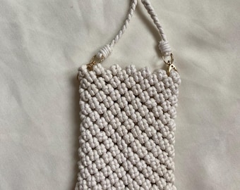 Handytasche aus Makramee mit langem Riemen