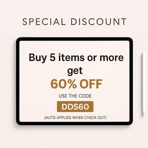Puede incluir: Una tableta digital muestra una oferta promocional: "Compra 5 art&iacute;culos o m&aacute;s, obt&eacute;n un 60% de descuento." El texto es negro, con el porcentaje de descuento en un tama&ntilde;o de fuente m&aacute;s grande. El c&oacute;digo "DDS60" est&aacute; resaltado en un rect&aacute;ngulo marr&oacute;n. Un l&aacute;piz &oacute;ptico blanco est&aacute; a la derecha.