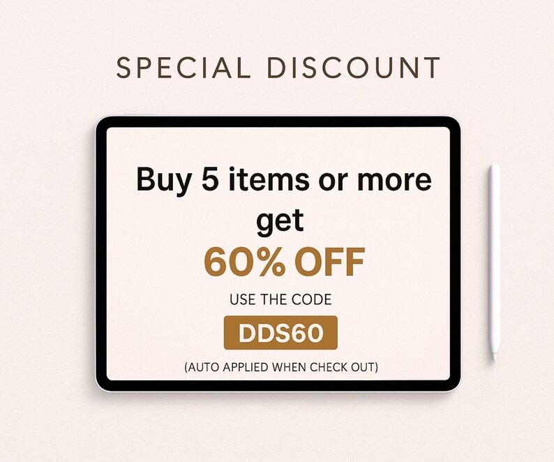 Puede incluir: Una tableta digital muestra una oferta promocional: "Compra 5 art&iacute;culos o m&aacute;s, obt&eacute;n un 60% de descuento." El texto es negro, con el porcentaje de descuento en un tama&ntilde;o de fuente m&aacute;s grande. El c&oacute;digo "DDS60" est&aacute; resaltado en un rect&aacute;ngulo marr&oacute;n. Un l&aacute;piz &oacute;ptico blanco est&aacute; a la derecha.