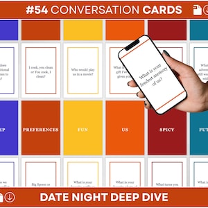 Peut inclure: Un jeu de cartes de conversation colorées. Les cartes sont disposées en grille, avec des questions comme « Quel est votre souvenir le plus cher de nous ? » affichées sur un téléphone. Le jeu s'intitule « #54 Conversation Cards » et « Date Night Deep Dive ».