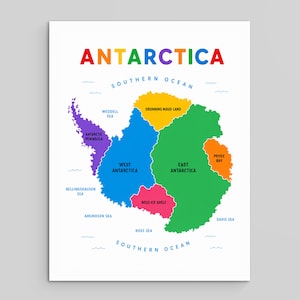 Op de afbeelding: Een kleurrijke kaart van Antarctica met het woord "ANTARCTICA" in regenboogkleuren bovenaan. De kaart is verdeeld in regio's met labels zoals "West Antarctica" en "East Antarctica". De Zuidelijke Oceaan is ook aangegeven.